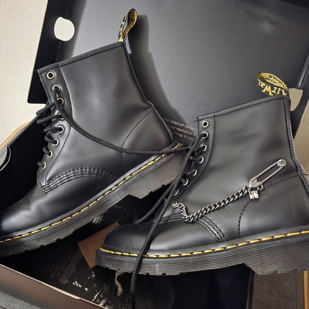 Dr. Martens Swarovski Crystal Collab UNISEX (W9; M8)